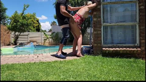 Ele levantou o vestido dela e a fodeu contra a parede.