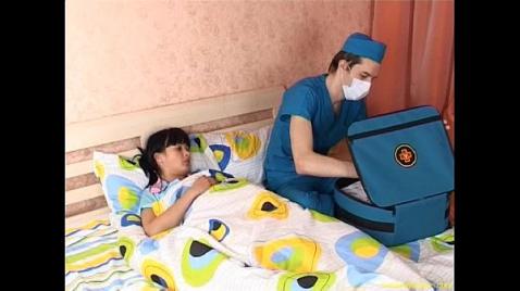 O médico colocou o paciente para dormir e fez sexo com ele.