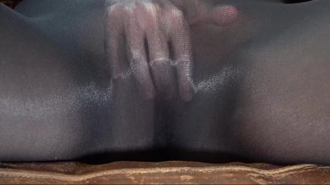 Masturbação de meia-calça com um vibrador preto