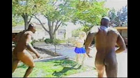 Dois caras negros estão transando com uma loira