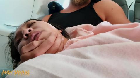 A menina adormeceu no avião e um estranho colocou a mão em sua calcinha e começou a acariciá-la.