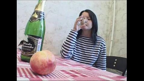 Ele ficou bêbado com uma garota e depois a levou à força