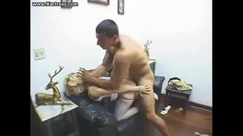 O marido puniu sua esposa vagabunda com sexo anal violento.