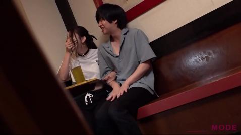 Uma mulher asiática faz um boquete em seu homem japonês.