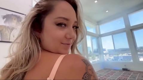 Uma garota tatuada faz um boquete