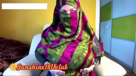 Mulher árabe com peitos grandes se masturba