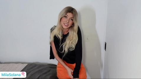 Ela foi até o quarto do pai e fez sexo com ele.