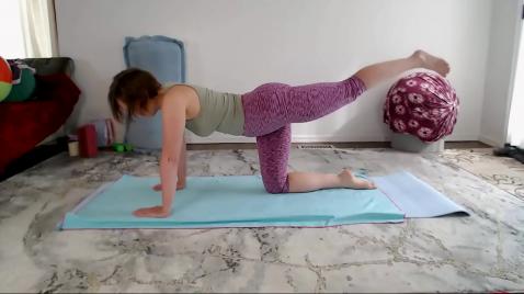 Uma jovem morena está fazendo exercícios físicos