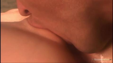 Uma loira e um rapaz estão fazendo sexo ao ar livre.