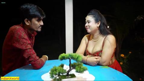 Um homem e uma mulher maduros em um encontro concordaram em fazer sexo e começaram a fazer sexo em um hotel.