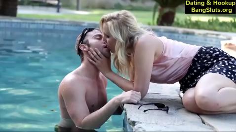 Uma loira e sua amiga foram às compras e começaram a fazer sexo de quatro em casa.