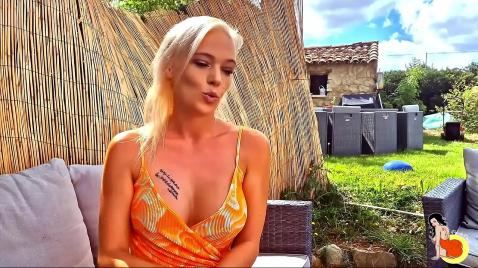 Uma loira madura atraiu um homem para sexo com seus seios.