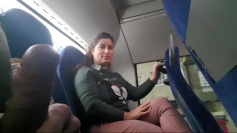 Mamãe madura chupa pau enquanto está sentada no carro