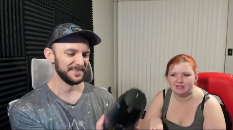 Um cara se masturba com sua empregada