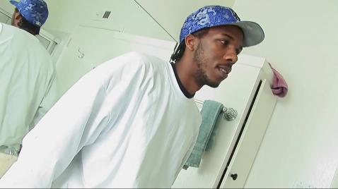 Uma mulher negra toma banho e faz um boquete em sua jovem vizinha.