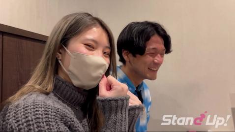 Um casal japonês caminha pela rua com um jornalista.