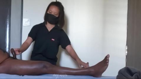 Mulher asiática faz massagem no pênis de um homem negro
