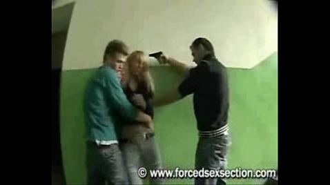 Dois bandidos armados estupram uma loira.