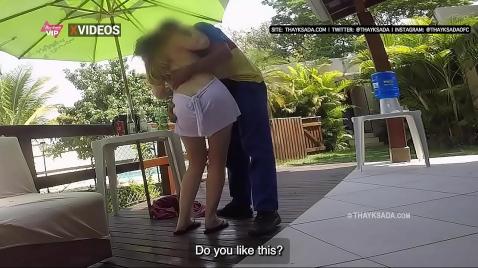 O garçom seduziu a mamãe rica