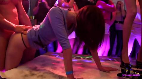 Sexo grupal em um clube de strip