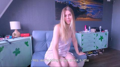 Uma gata de seios pequenos fazendo sexo anal