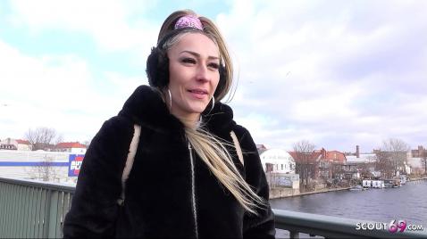 A inocente Emma Diamond em seu primeiro casting anal