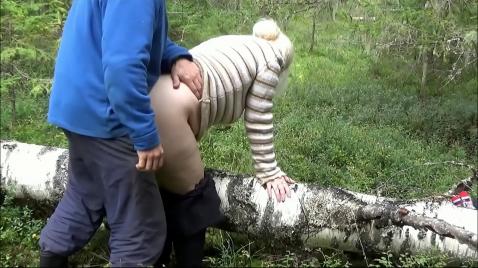 Uma mãe madura expôs sua bunda ao ar livre para fazer sexo com seu marido.