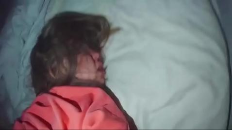 Um cara fode uma garota vestida na bunda