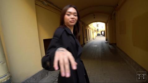 Uma mulher asiática vai até seu amante e faz um boquete nele.