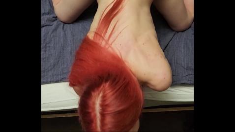 Uma ruiva faz um boquete em um cara barbudo