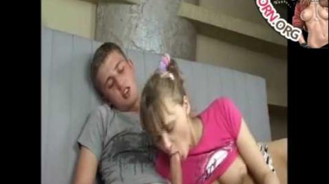 Jovem casal fazendo sexo em frente a uma câmera doméstica