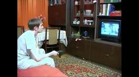 A mãe distraiu o filho de assistir TV para que ele pudesse transar com ela.