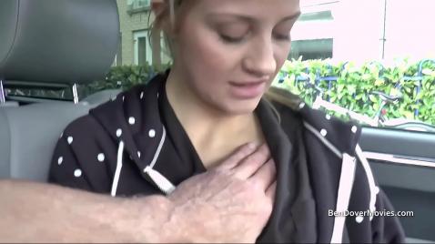 Um dono idoso acaricia rudemente uma loira em uma loja.