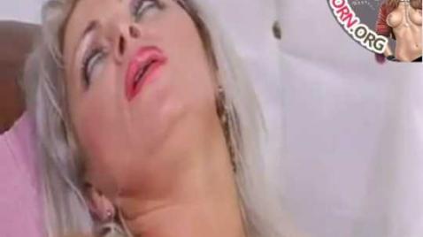 O cara queria fazer sexo quente com sua mãe sexy