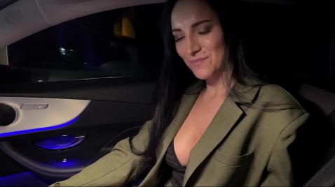 Uma mulher madura faz um boquete na amiga da vizinha.