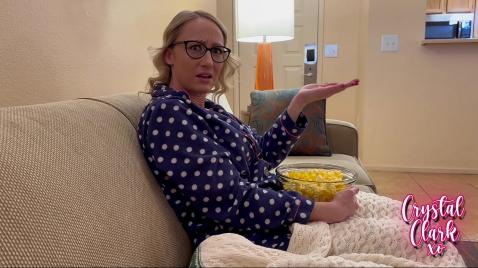 Loira em choque com pênis de homem