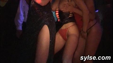 Meninas fazem boquetes e transam com amigos