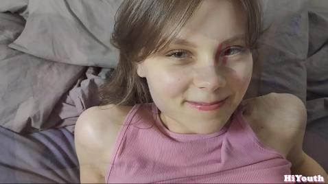 Uma garota pequena com peitos grandes faz um boquete e faz sexo anal com um cara