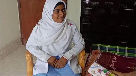 Uma estudante de Bangladesh faz um boquete.