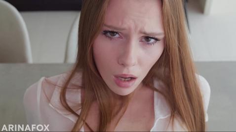 Uma garota de meias senta no pau do namorado com o ânus