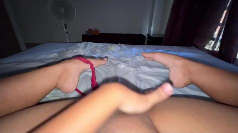 A menina tirou a calcinha enquanto estava deitada na cama e começou a se masturbar.
