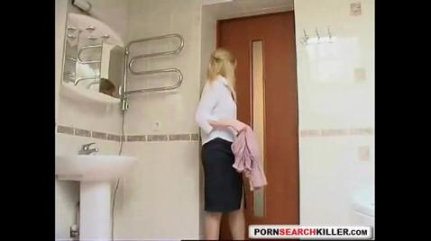 Um cara chegou perto de uma loira linda no banheiro e fodeu ela na buceta