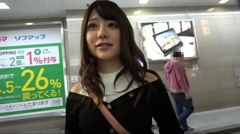Uma mulher asiática pegou um rapaz na rua para fazer sexo.