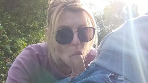 A menina faz um boquete e engole porra