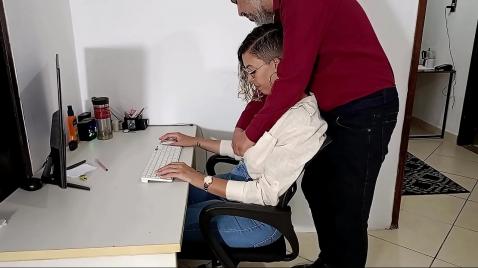 Um chefe idoso fez um boquete em seu subordinado.