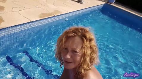 Uma mãe madura esperou pelo marido e começou a fazer um boquete nele.