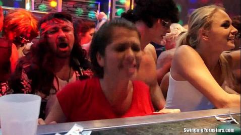 As prostitutas fizeram sexo grupal em um lugar público.