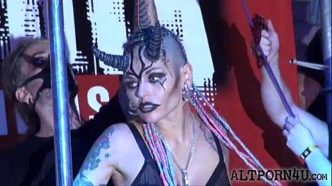 O velho diabo fode a diaba