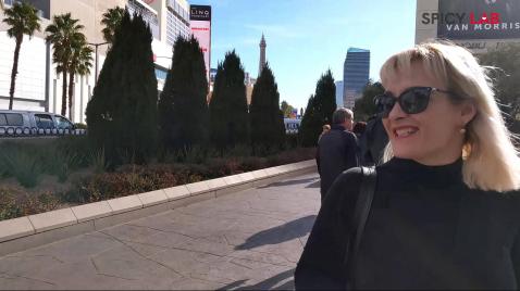 Conheci uma garota na rua e a levei para transar.