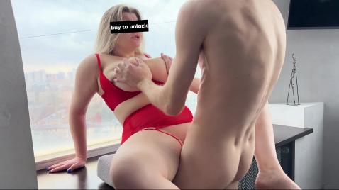 Os quadris e seios fartos da sogra levaram o genro ao pecado.